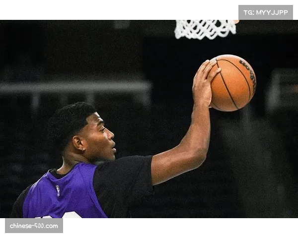 布朗尼NBA首秀手感冰冷十二投仅中一球表现挣扎引球迷热议 布朗尼NBA首秀手感冰冷十二投仅中一球表现挣扎引球迷热议